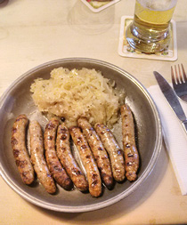 Sechs auf Kraut - sechs Nürnberger Bratwürste mit Sauerkraut