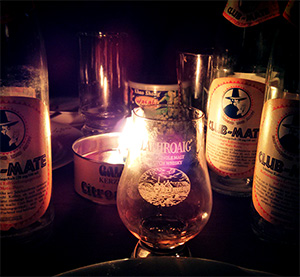 Club-Mate und ein Glas Whiskey Laphroaig im Kerzenlicht