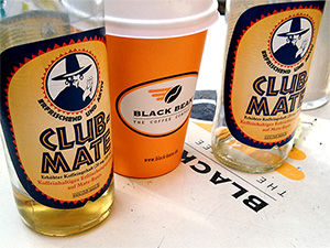 Club-Mate und Kaffee auf einem Tisch