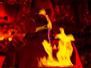 Feuerzangenbowle bei der Herstellung am Nürnberger Christkindlesmarkt