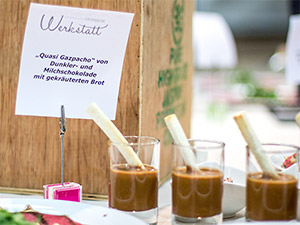 Schokoladen Gazpacho von dunkler Schokolade mit gekräutertem Brot