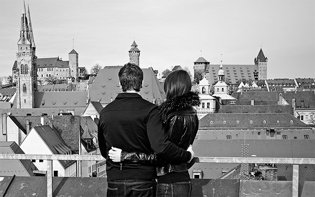 Paar Arm in Arm Dach Parkhaus Nürnberg