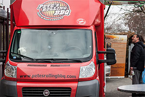 roter Food Truck Pete's Rolling BBQ Nürnberg