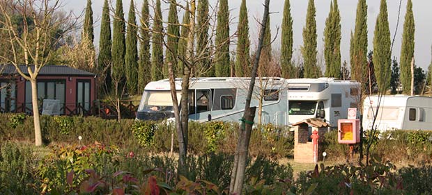 Wohnmobil auf Campingplatz in Toskana