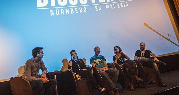 Moderator und vier Podiumsteilnehmer auf Bühne im Cinecitta Nürnberg