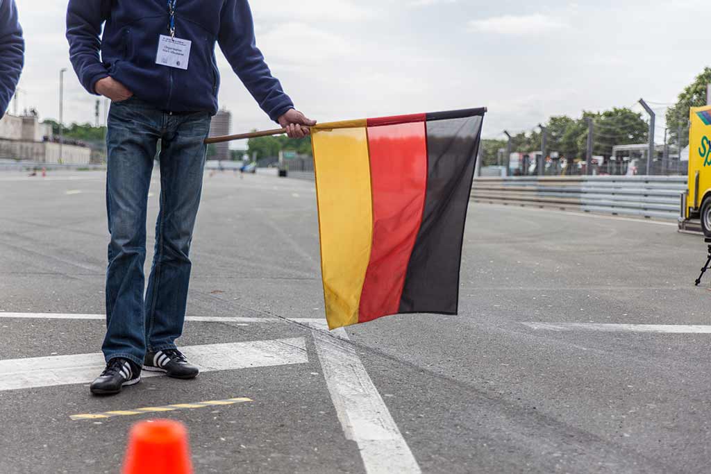 Deutschlandfahne als Startflagge Autorennen