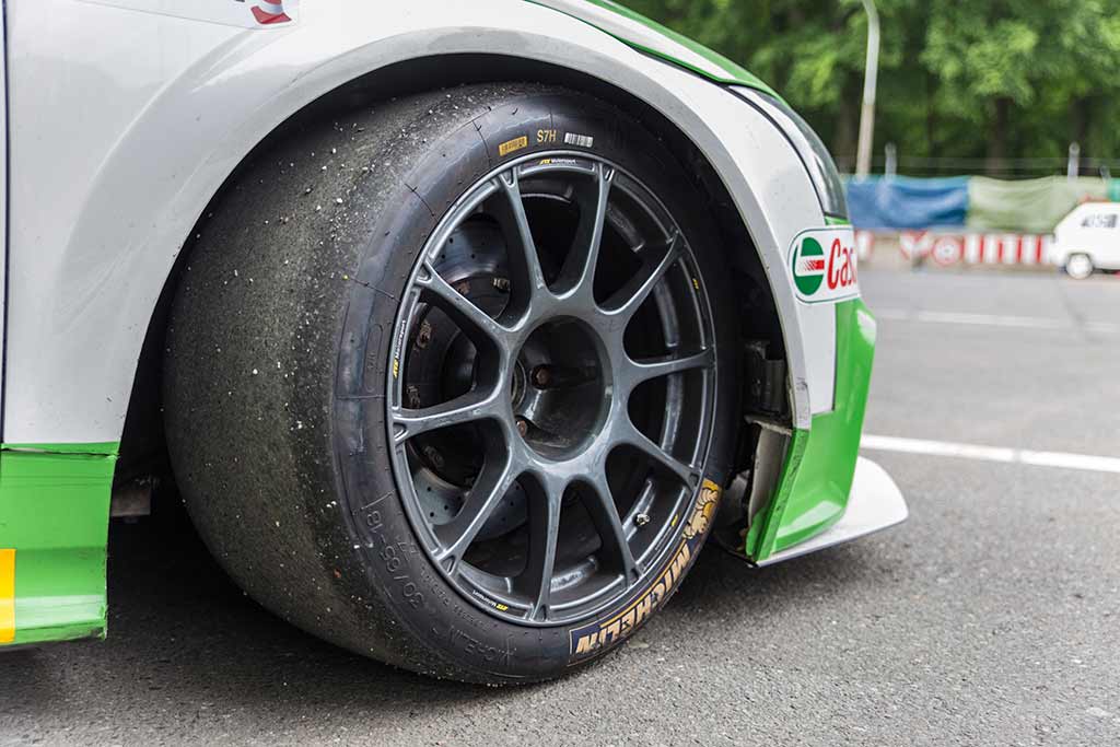 Vorderrad Rennreifen Audi TT-RS