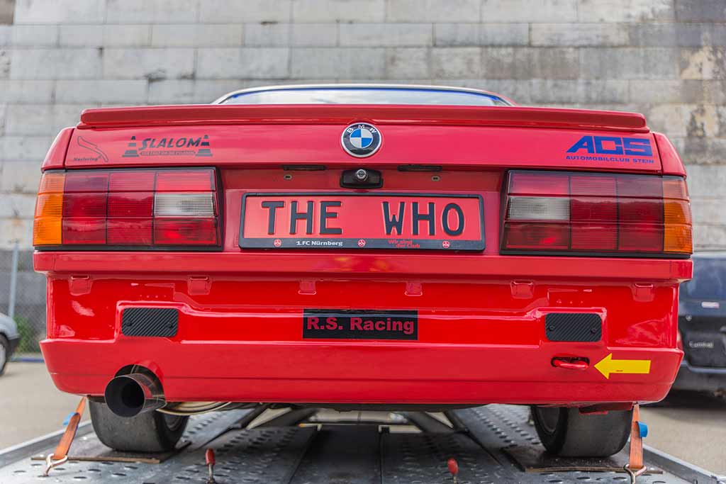 Heckansicht roter BMW Kennzeichen The Who