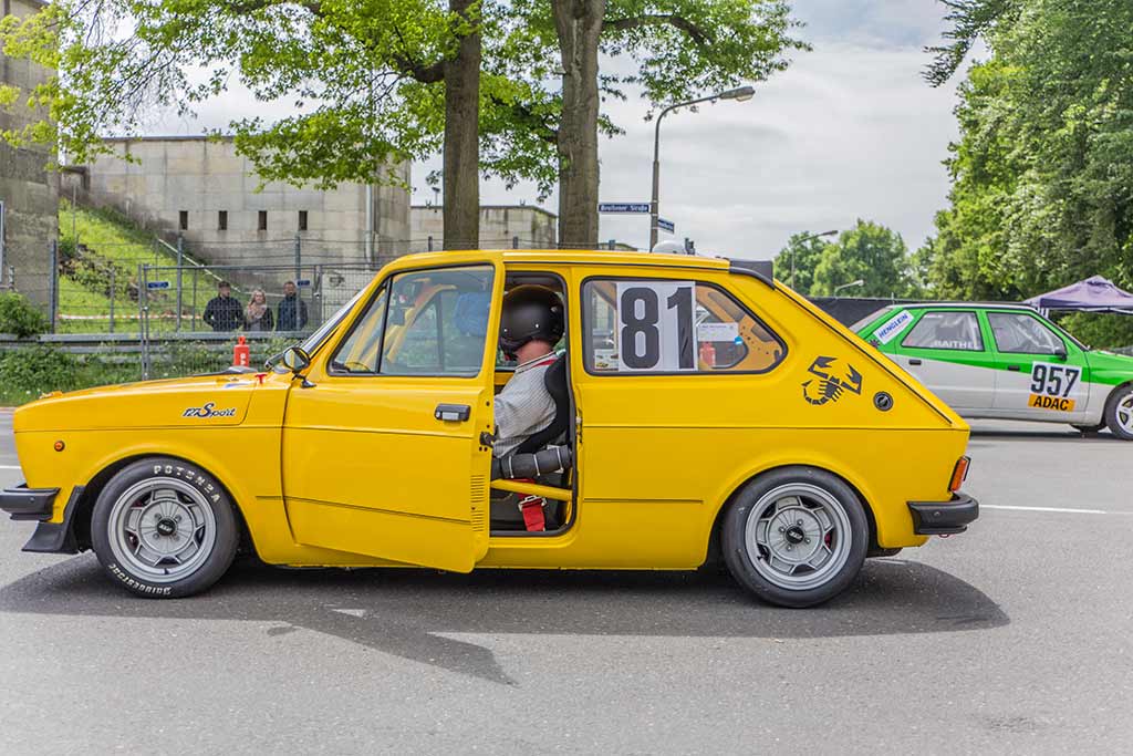gelber Fiat Rennwagen offene Tür