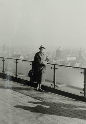 Eine Dame posiert auf der Dachterrasse des Plärrerhochhauses vor der Kulisse der Altstadt, 1961.