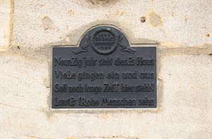 Diese Bronzetafel am Eingang zur Fichtestraße erinnert an die Geschichte des Hauses und ihrer Bewohner.