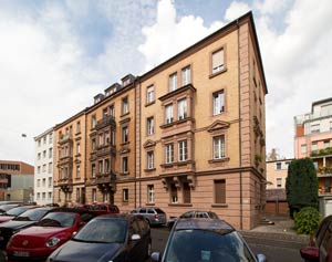 Die spätklassizistischen Fronten der Anwesen Lindenaststraße 58 bis 64, von rechts an links, in der Totalen, 2017.