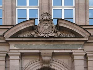 Die Inschrift „Kreis-Realschule“ am Ostportal des Ämtergebäudes wurde nach 1936 zugeputzt – wenn auch nicht ganz gründlich.