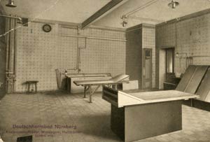 Wellness inmitten schicker Fliesen: Raum für Massagen und Dampfbäder im „Deutscherrnbad“, aufgenommen zwischen 1908 und 1911.