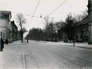 Die Bayreuther Straße mit dem beliebten „Tuchergarten“ rechts im Bild, aufgenommen 1937.