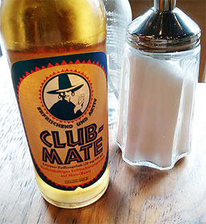 Club-Mate und Zucker auf einem Tisch