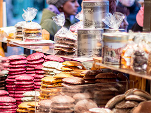 Blick auf viele verschiedenfarbige Elisenlebkuchen