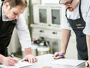 Wolfgang Kießling und Sebastian Wolf im großen Nürnberger Lebkuchentest