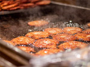 Kartoffelpuffer oder auch Baggers genannt auf dem Nürnberger Christkindlesmarkt