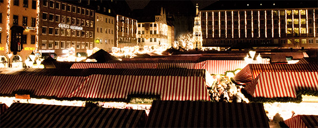 Blick auf den Christkindlesmarkt in Nürnberg bei Nacht