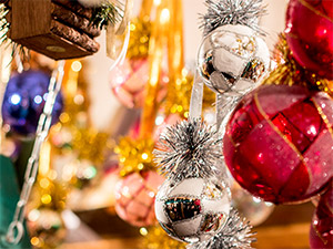 Christbaumschmuck auf dem Christkindlesmarkt in Nürnberg