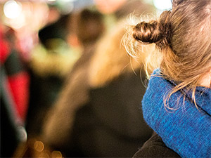 Angeschnittenes Portrait einer Besucherin des Nürnberger Christkindlesmarkts