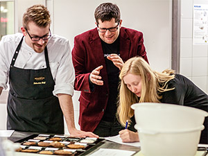 Alle schauen gespannt auf den geheimen Lebkuchen Nummer 11