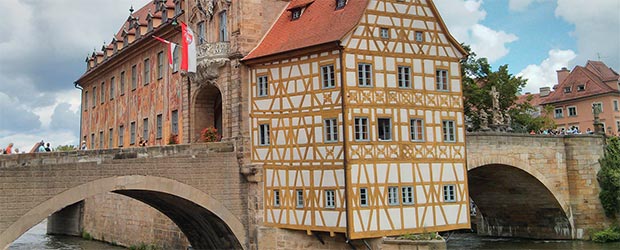 Rathaus von Bamberg mit fränkischen Flaggen