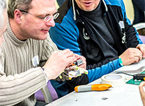 Zahnbürsten-Roboter-Rennen in der Vorabendveranstaltung des OpenUp Camps 2014 in Nürnberg
