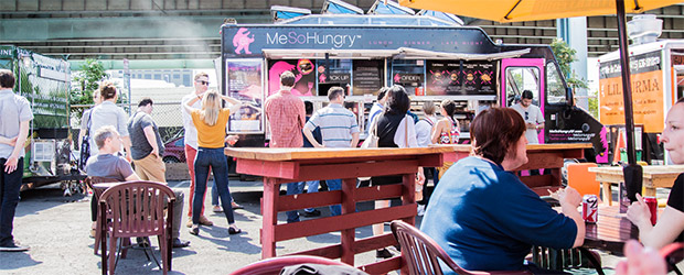 Wartende Kunden vor einem Food Truck