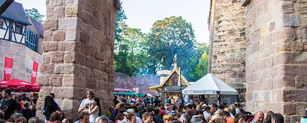 Fränkisches Bierfest unter der Vestnertorbrücke