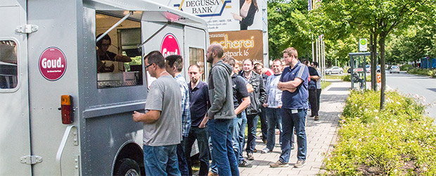 Lange Schlange vor dem Food Truck Goud.