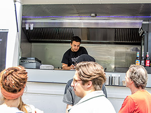 Tom und Berry vom Food Truck Wurstdurst hatten viel zu tun