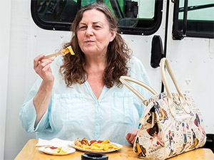 Zufriedene Kundin am Food Truck Wurstdurst