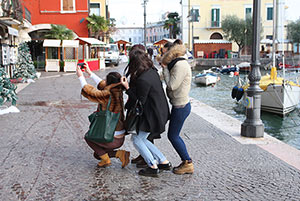 Touristinnen am Hafen