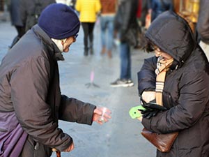 Frau gibt Frau Geld