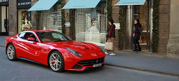 Ferrari parkt vor Tiffany Geschäft