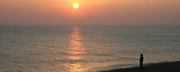 Angler am Strand der Adria bei Sonnenaufgang