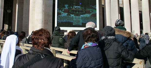 Petersplatz Leinwand Gläubige