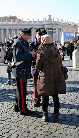 2 Polizisten mit Frau im Gespräch