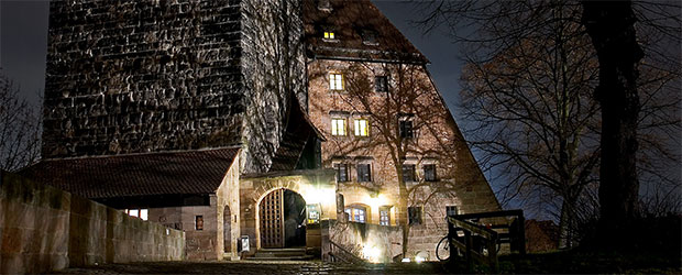 Jugendherberge und Fünfeckturm bei Nacht