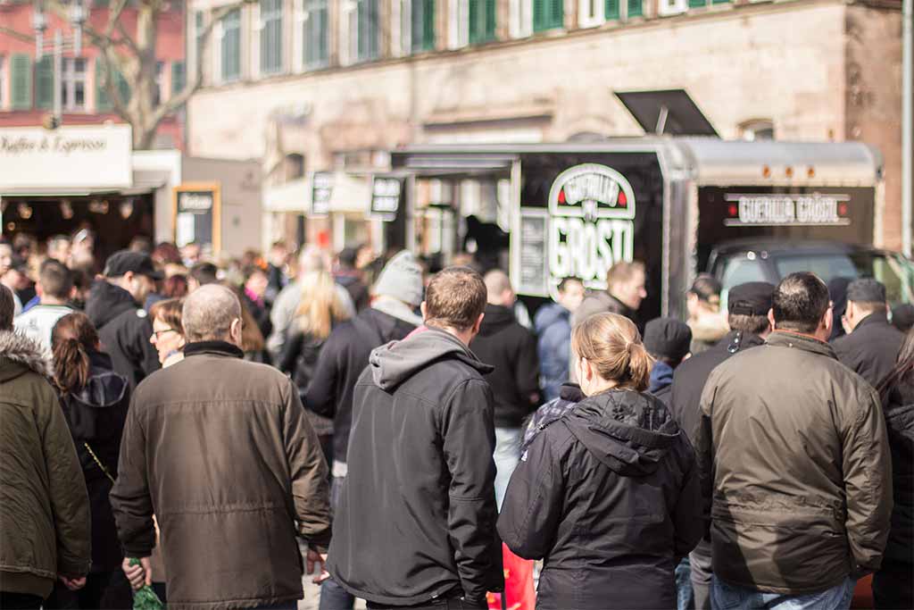 Erstes Foodtruck RoundUp ON TOUR Schwabach Warteschlange