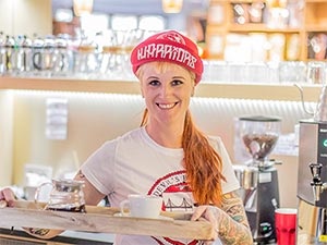 Melanie Weldert mit Kaffee