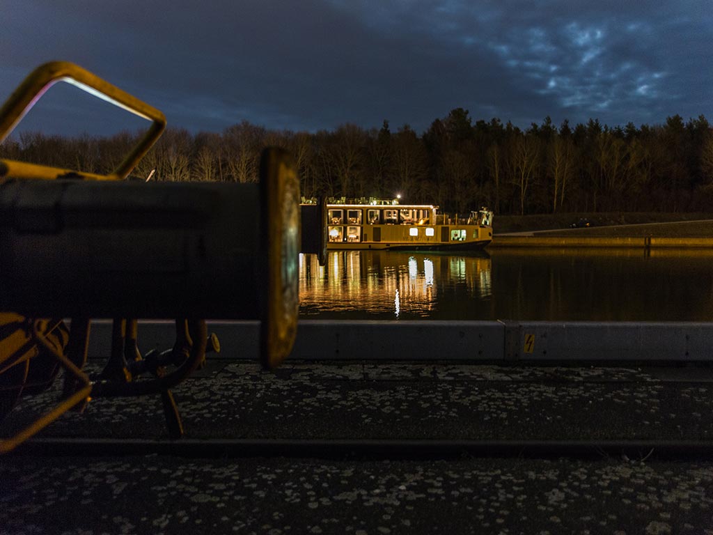 Wagon und beleuchtetes Flusskreuzfahrtschiff