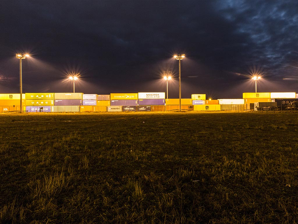 Containerhafen mit Strahlern