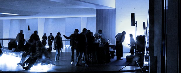 Neues Museum an den blauen Nacht