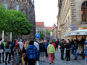 Menschen an der Sebalduskirche