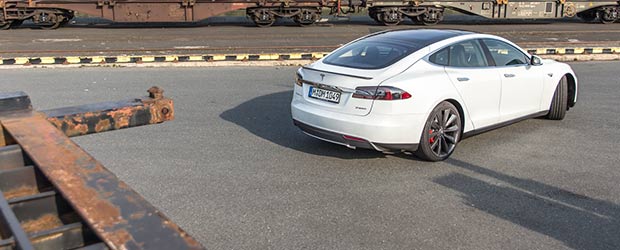 Tesla Model S am Hafen Nürnberg