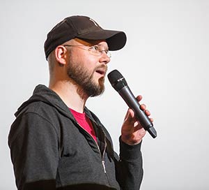 Comic-Autor Daniel Lieske mit Mikrofon