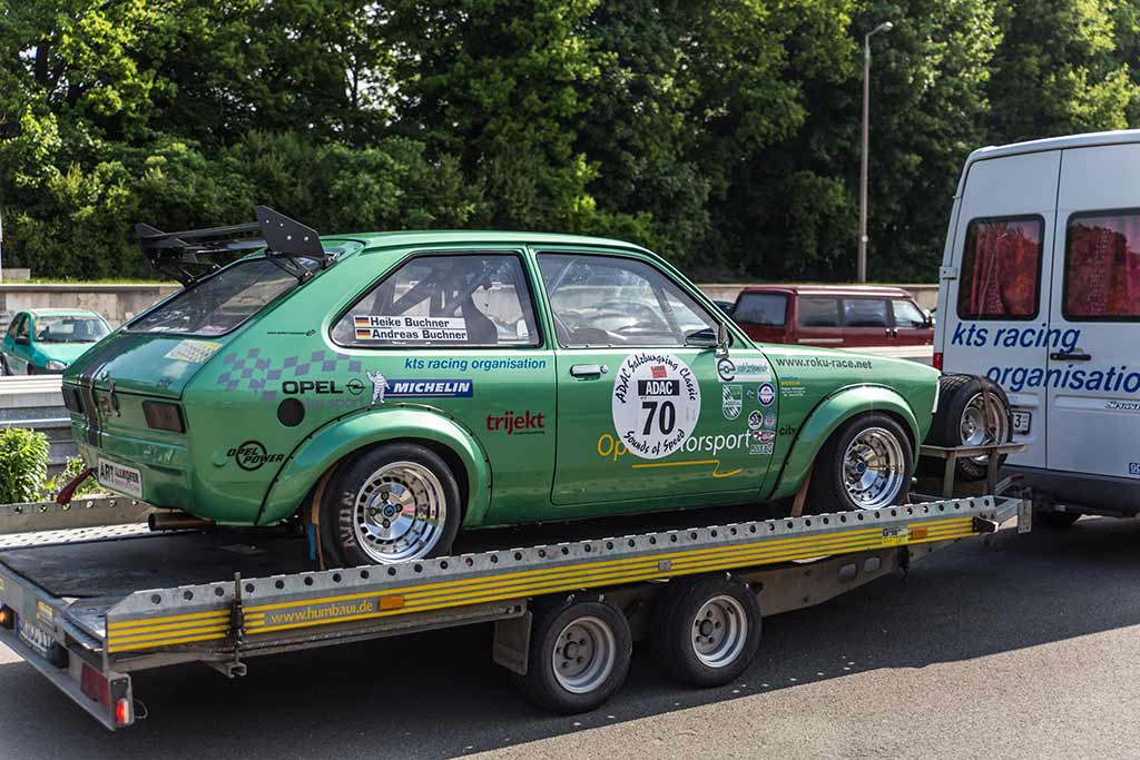 Opel Rennwagen auf Anhänger